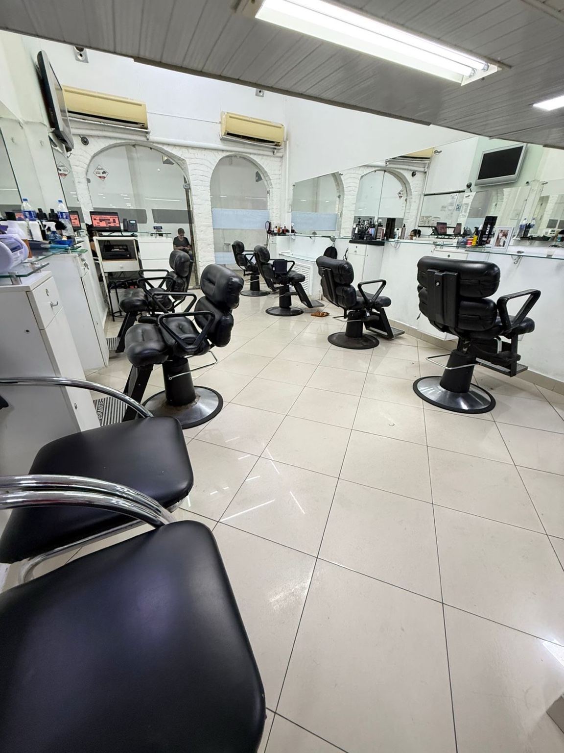 Barbeiro do Giovane's fazendo o acabamento da barba de um cliente